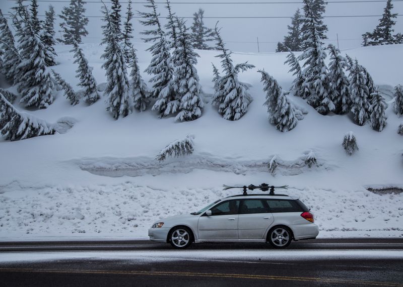картинка Автомобильные багажники для перевозки лыж и сноубордов серии Thule Deluxe компании RACK WORLD
